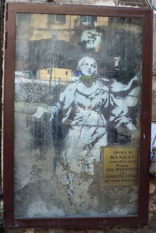 Murale della “Madonna con la pistola” dello street artist Banksy.