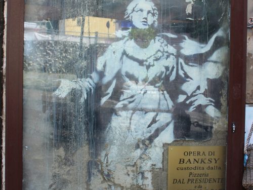 “Madonna con la pistola” di Banksy: il murale a Napoli