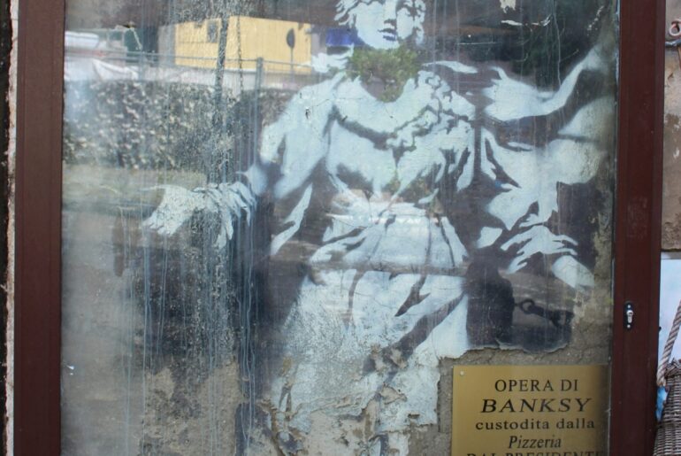Madonna con la pistola di Banksy: il murale a Napoli