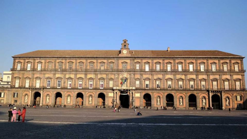 Facciata esterna del Palazzo Reale di Napoli. 