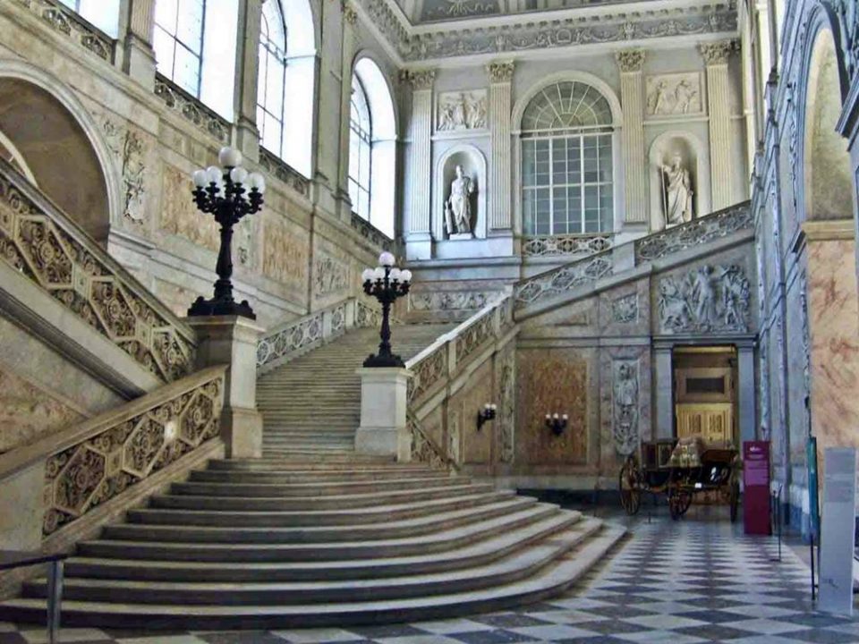 Scalone d'onore del Palazzo Reale di Napoli. 