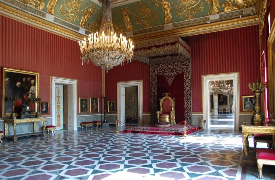 Sala del trono del Palazzo Reale di Napoli. 