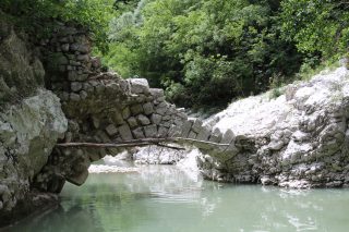 Foto di Ponte di Pesco Appeso sul fiume Titerno a Cusano Mutri.