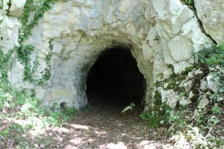 Foto della Grotta della Fate sul sentiero delle Forre di Lavello a Cusano Mutri. 