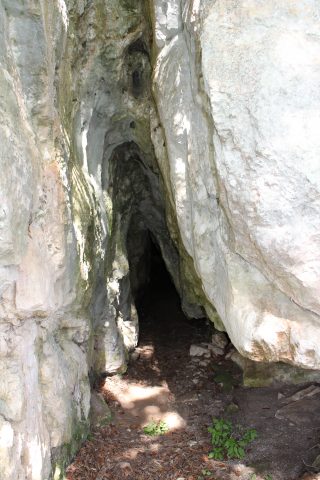 Foto della Grotta dei Briganti sul sentiero delle Forre di Lavello a Cusano Mutri. 