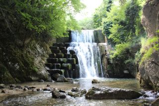 Cascata della Maronnella presso la Fattoria Rosabella a Montella. I visitatori possono fare il bagno nelle acque del fiume Calore nei pressi della cascata. 