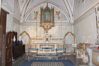 Ingresso della Chiesa di Santa Luciella ai Librai con il pavimento in maioliche. 