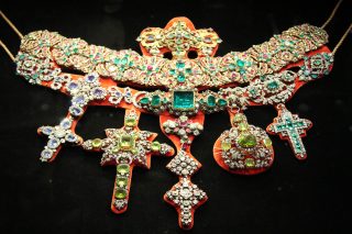 “Collana di San Gennaro” ad opera di Michele Dato tempestato di rubini, zaffiri e smeraldi. 