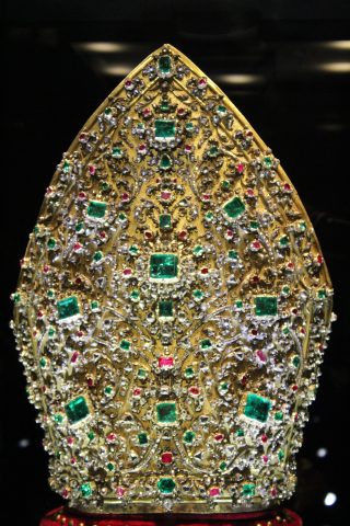 “Mitra” d’argento dorato tempestata di diamanti, rubini e smeraldi ad opera di Matteo Treglia.
