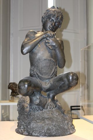 Il Pescatorello di Vincenzo Gemito è una piccola scultura ispirata dalla vita quotidiana del popolo napoletano.