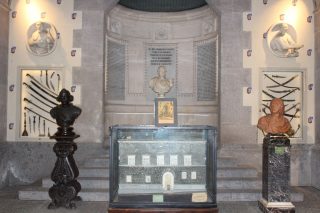 “Busto di Carlo Filangieri” di Tito Angelini nella "Sala Carlo Filangieri" al piano terra del "Museo Civico Gaetano Filangieri". 