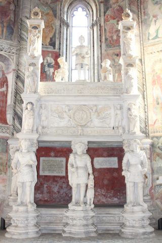 Sepolcro di Sergianni Caracciolo ad opera di Andrea Guardi da Firenze nella Chiesa di San Giovanni a Carbonara di Napoli 