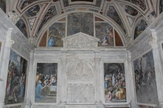 La “Cappella Somma” conserva un bellissimo altare marmoreo di Giovanni Domenico D'Auria, con il rilievo dell'Assunta a cui ha lavorato anche Annibale Caccavello. La Cappella Somma si trova all'interno della Chiesa di San Giovanni a Carbonara di Napoli. 