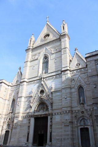 La facciata del "Duomo di Napoli” che è stata ricostruita più volte nel corso dei secoli ed attualmente conserva lo stile neogotico per opera dell’architetto Errico Alvino alla fine dell’800.