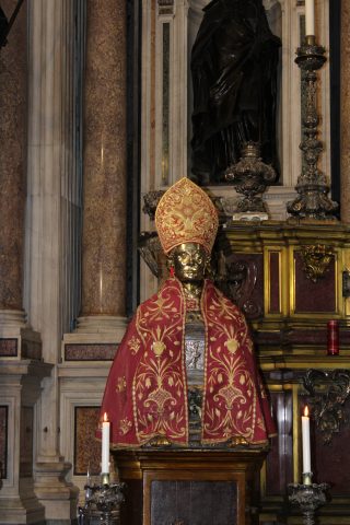 “Busto d’argento di San Gennaro” che è conservato nella Cappella del Tesoro di San Gennaro all'interno del Duomo di Napoli. 