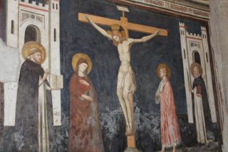 “Crocifissione” con la Vergine e i santi domenicani dell'illustre pittore giottesco Pietro Cavallini. 
