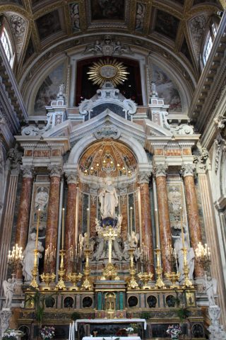 Altare maggiore della Chiesa del Gesù Nuovo con la statua della “Madonna Immacolata” ad opera di Antonio Busciolano