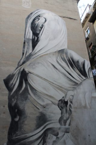 Murales di "Iside" di Francisco Bosoletti, che occupa la parete di un edificio dei Quartieri Spagnoli a Napoli. 