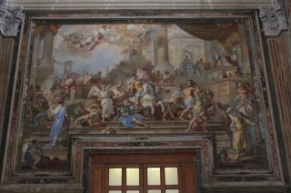 Affresco con "La cacciata di Eliodoro dal Tempio" del pittore Francesco Solimena che occupa la controfacciata della chiesa del Gesù Nuovo. 