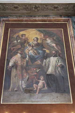 Pala d'altare della "Madonna col Bambino e i Santi Martiri" di Giovan Bernardo Azzolino, collocata nella prima cappella della navata sinistra. 