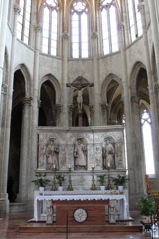 Altare maggiore in stile gotico francese della Basilica di San Lorenzo Maggiore a Napoli. 
