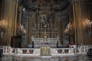 Altare maggiore della Chiesa di San Ferdinando a Napoli. 