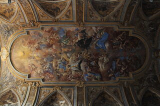 Volta della navata con l'affresco del Trionfo della religione sull'eresia del pittore Paolo De Matteis. 