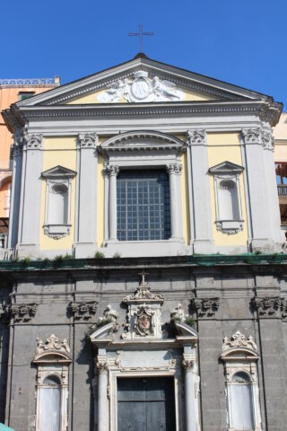 Facciata della Chiesa di San Ferdinando di Napoli. 