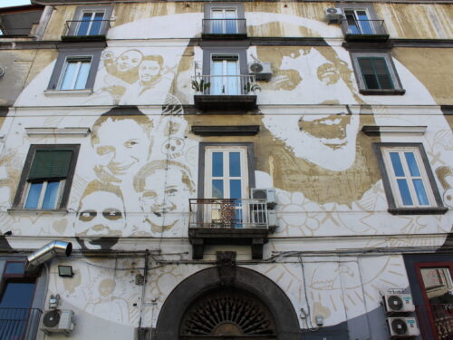 “Luce” di Tono Cruz: il murale nel Rione Sanità a Napoli