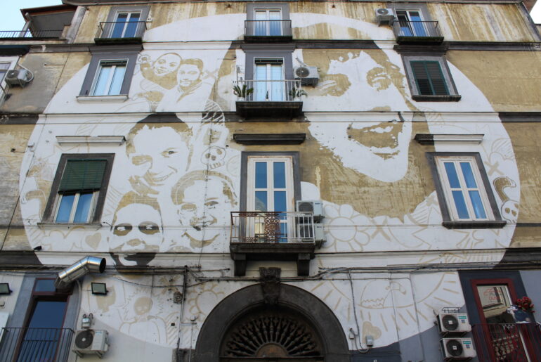 “Luce” di Tono Cruz: il murale nel Rione Sanità a Napoli