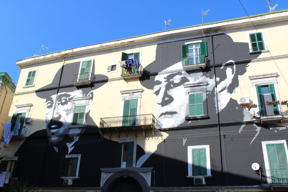 Murale "Totò" dello street artist Tono Cruz che occupa la parete di un edificio nel Rione Sanità.