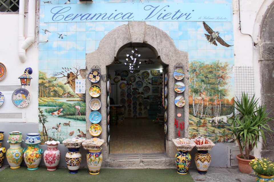 La bottega artigianale “Ceramica Vietri” di Roberto Salsano, negozio di articoli in ceramica che si trova a Vietri Sul Mare.
