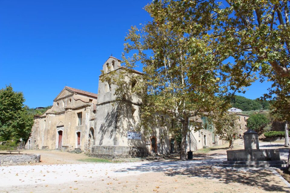 Piazza Giovanni Nicotera e Chiesa di San Nicola da Bari del borgo fantasma di Roscigno Vecchia.