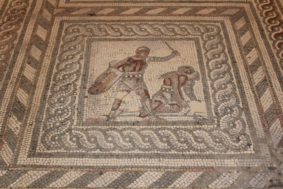 Mosaico pavimentale di Augusta Raurica (fine secondo sec. d.C.), in cui viene rappresentato il momento fatale della lotta tra gladiatori. 