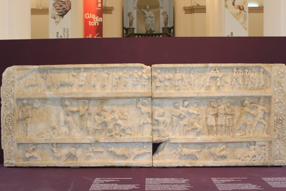 Rilievo di età neroniana-flavia, proveniente dalla necropoli di Pompei, con scene di spettacoli gladiatori. Il rilievo fa parte delle collezioni del MANN.