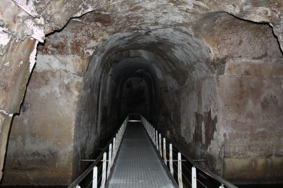 Grotta della Dragonara, una cisterna di epoca romana scavata nel tufo del promontorio di Miseno. 