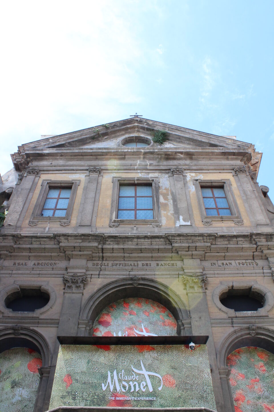 Facciata della chiesa seicentesca di San Potito, poco distante dal Museo Archeologico Nazionale di Napoli.