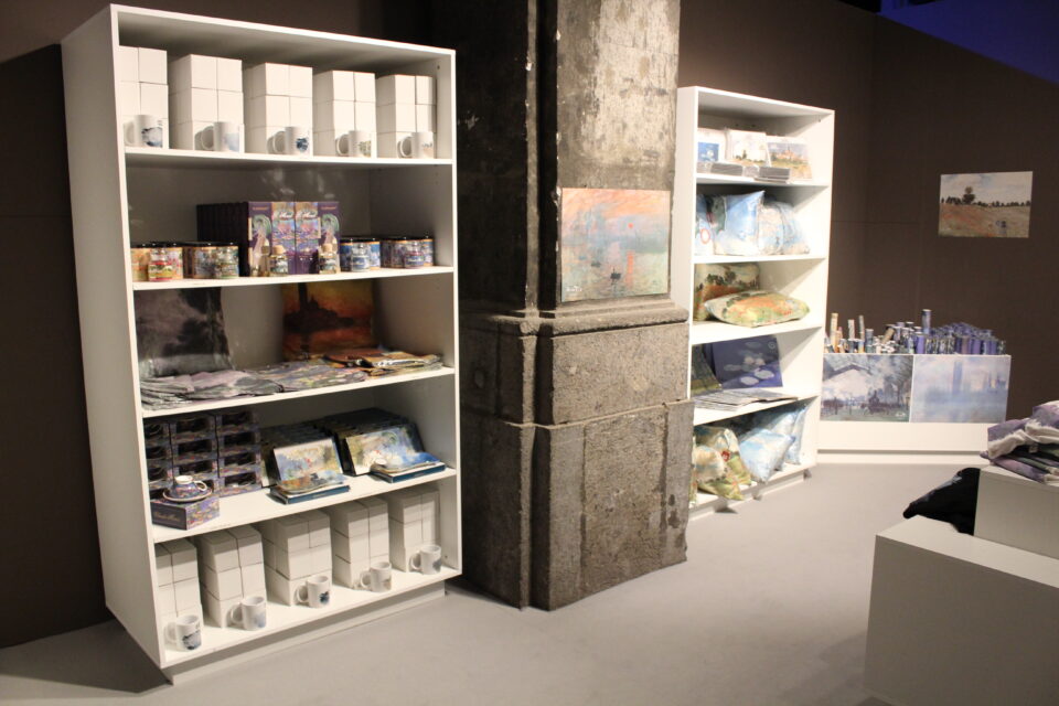 Area “Bookshop” in cui è possibile acquistare una riproduzione delle opere di Monet o tanti simpatici gadget 