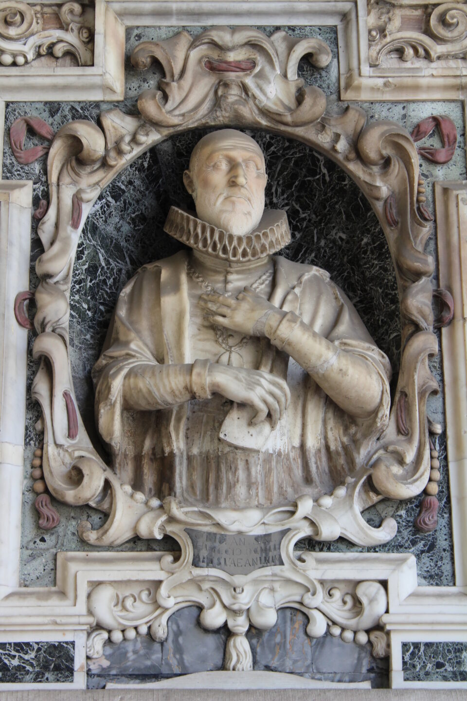 Edicola sepolcrale dell'architetto Domenico Fontana. L'opera si trova nell'atrio della Chiesa di Sant'Anna dei Lombardi.
