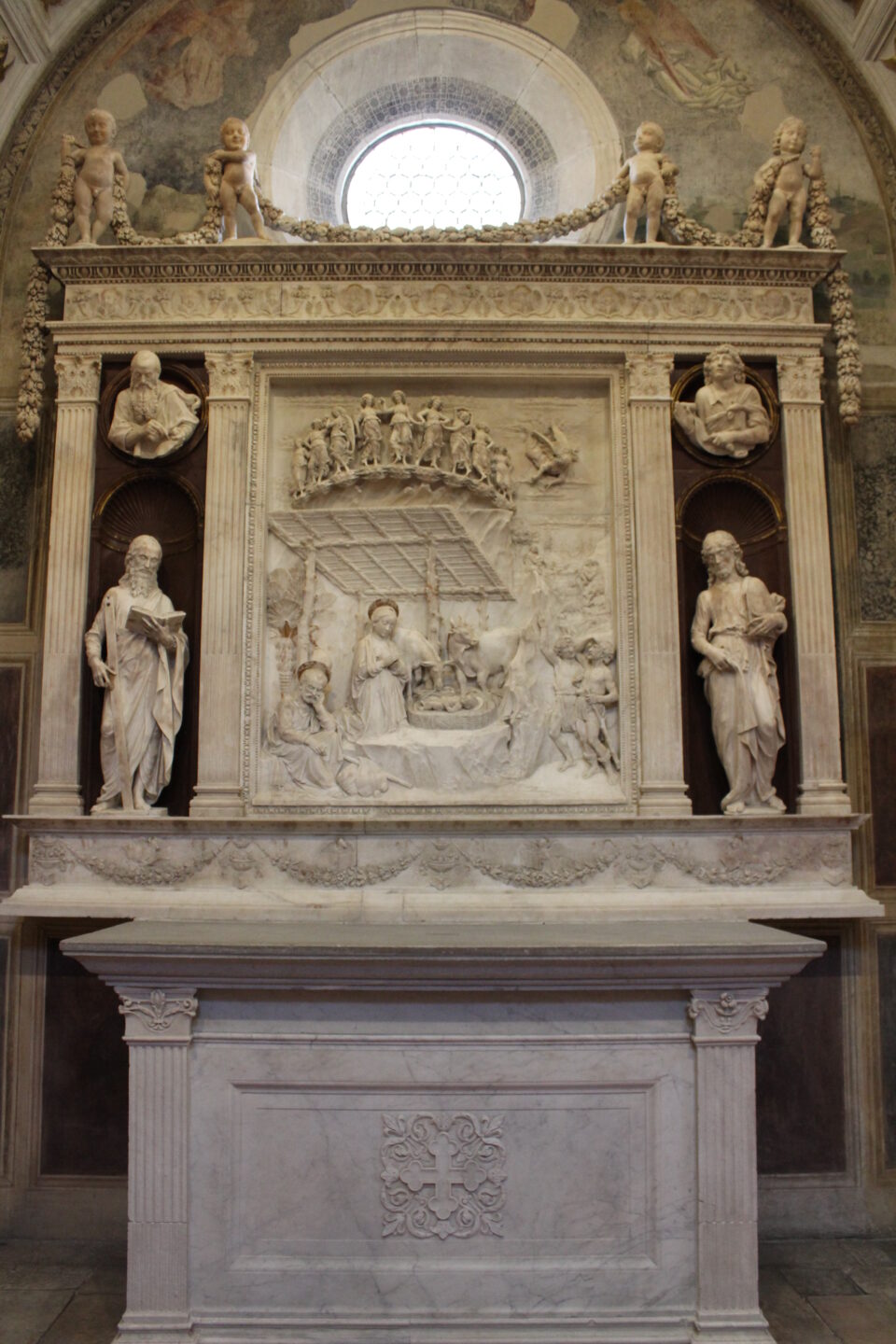 Nella Cappella Piccolomini è conservata l'opera scultorea con "Adorazione dei Pastori" di Antonio Rossellino.