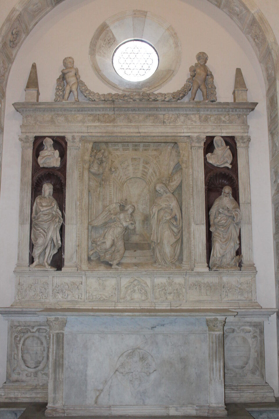 Pala d'altare con il rilievo dell'“Annunciazione con i Santi Giovanni Battista e Giovanni Evangelista" di Benedetto da Maiano.