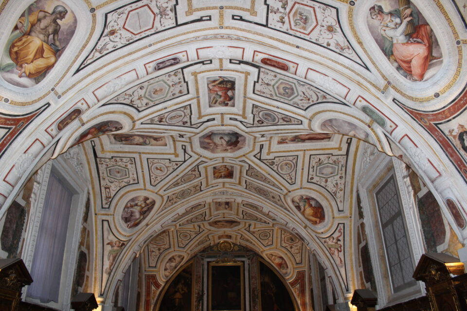 Affresco della volta della Sacrestia Vecchia con le "Allegorie delle Virtù" di Giorgio Vasari. 