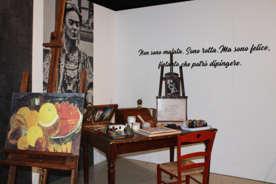Riproduzione a grandezza reale dello “Studio di Frida Kahlo” con la sedia a rotelle e i suoi strumenti di lavoro. 


Studio di Frida Kahlo con