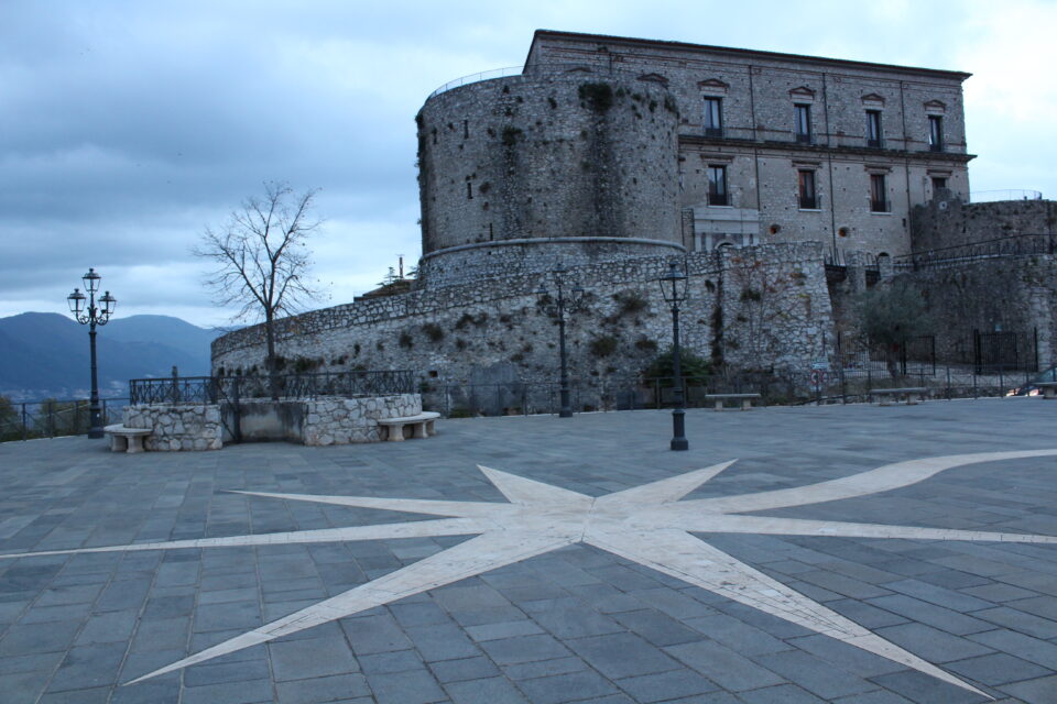 "Castello Macchiaroli" a Teggiano, antica roccaforte della potentissima famiglia Sanseverino. 