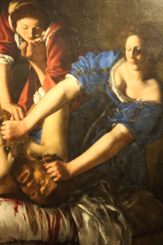 Dipinto “Giuditta decapita Oloferne” di Artemisia Gentileschi, in prestito dal Museo Nazionale di Capodimonte. 
