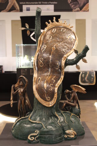 La "Nobilità del Tempo" è un'opera museale di Dalì con il classico orologio molle che è un tema che ricorre spesso nelle opere di Salvador Dalí .
