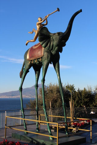 Scultura monumentale “Elefante del Trionfo” del maestro Salvador Dalí, in cui l'angelo dorato è simbolo di ricchezza e rinnovamento. 