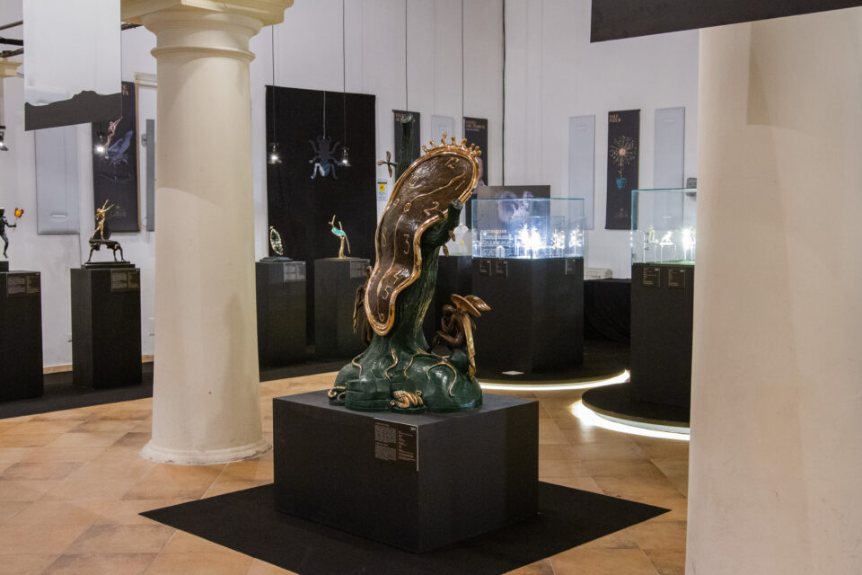 La sala espositiva della mostra “Salvador Dalí - Luce. I Tesori del Maestro” con le opere del maestro catalano del surrealismo. 