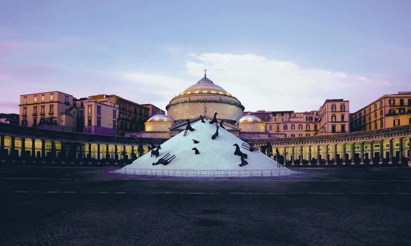 L'opera "Montagna di Sale" di Mimmo Paladino. Installazione dell'artista Mimmo Paladino a Piazza Plebiscito. 