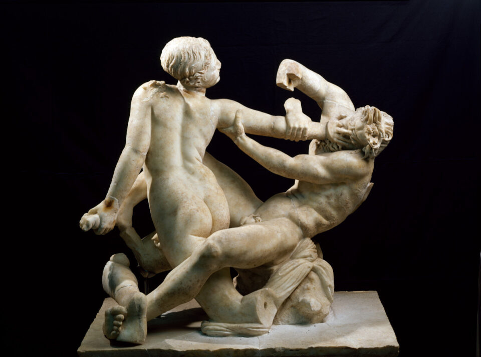 Gruppo scultoreo ermafrodito e satiro esposto alla mostra “Arte e sensualità nelle case di Pompei” al Parco Archeologico di Pompei. 